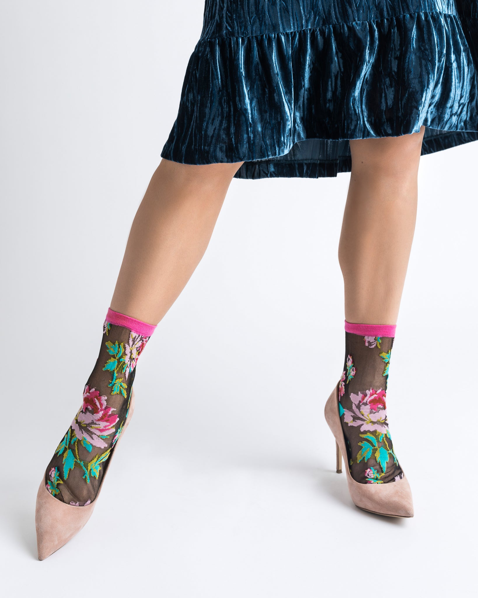 FLOWER ARROWS LONG SOCKS in black